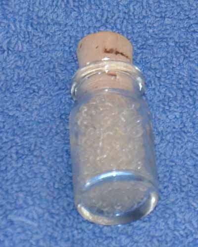 Perlen wei transparent ca. 2,6 mm ca 9 Gramm in Glasflasche